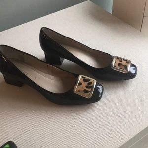 Black pump with leopard detail